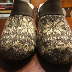 Muk Luks brown knit platform mule in W Sz 9.